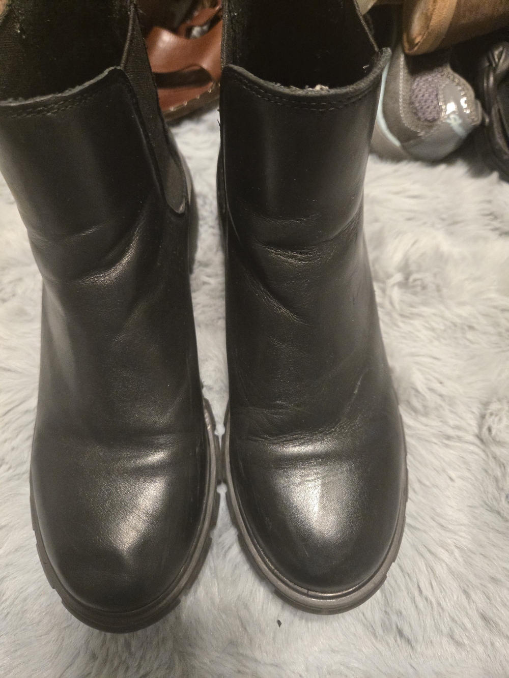 ✨ Steve Madden "Howler" Black Leather Chunky Lug Sole Chelsea Boots ✨